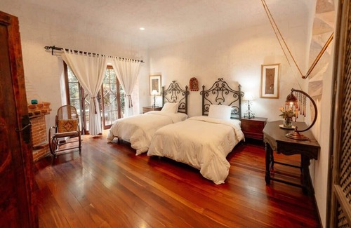 Antigua Guatemala Cama Y Desayuno | Boutique Jazmin Stay, Pool in Antigua