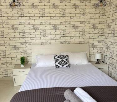 Koregaon Park Apartamento | Boutique Room in Koregaon Park. WiFi, Ac, Smart Tv