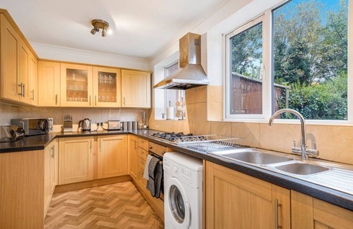 Wormholt and White City Casa | Boutique Shepherds Bush Abode- Garden- Sleeps 12