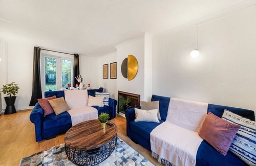 Wormholt and White City Casa | Boutique Shepherds Bush Abode- Garden- Sleeps 12