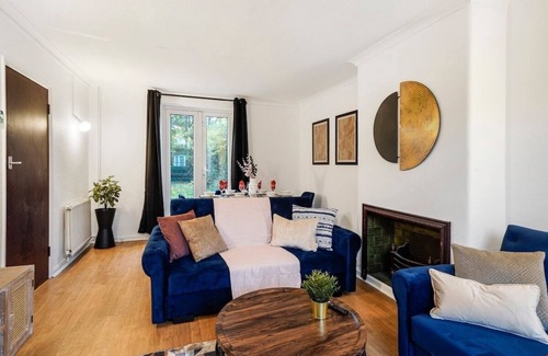 Wormholt and White City Casa | Boutique Shepherds Bush Abode- Garden- Sleeps 12