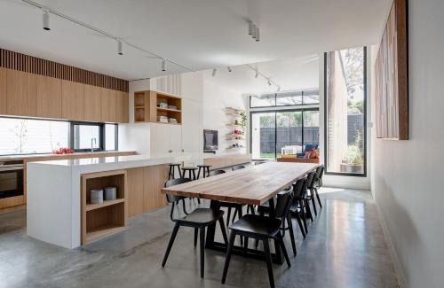 Abbotsford Casa | Boutique Stays - Woodfin House