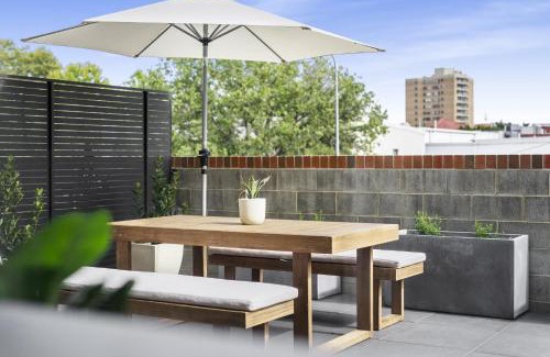 Kingston Apartamento | Boutique Unit with Huge Terrace near Cafes & Shops