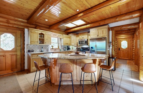 Upper Moonridge Cabina | Bow Canyon Oasis ~ Luxury Moonridge Log Home | Game Room & Loft