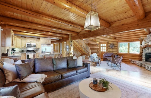 Upper Moonridge Cabina | Bow Canyon Oasis ~ Luxury Moonridge Log Home | Game Room & Loft