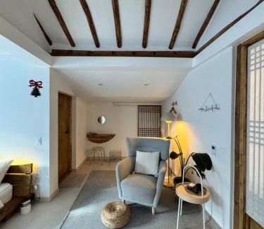 Gangneung Casa | Bow Hanok House