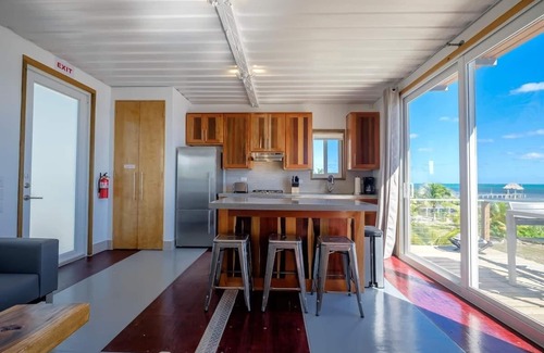 Boca Ciega Casa | Una experiencia fuera de la caja en esta moderna casa frente a la playa con estilo urbano