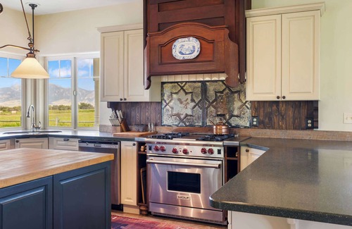 Bozeman Casa | Bozeman Farmstead - Country Side Stay & Mtn Views