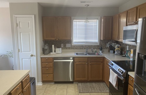 Winston - Salem Casa | BR# 2-Spacious Bdrm/on golf course/shared Bath & shared House with other renters