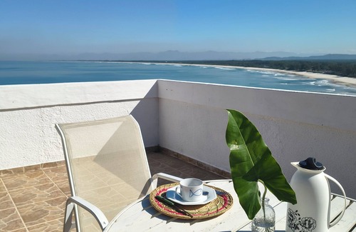 Barra de Guaratiba Casa | House with beautiful sea view, 5 minutes from the beach and trails of Barra de Guaratiba
