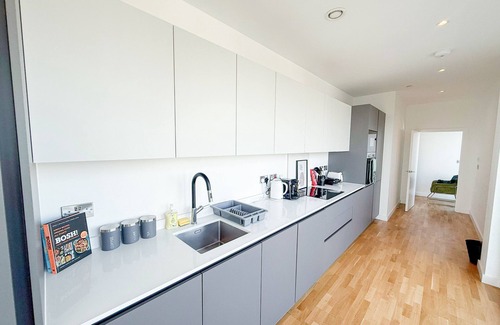 St. Mary's Park Apartamento | Chic 3-BR penthouse with 3-Pvt. Balcony Battersea