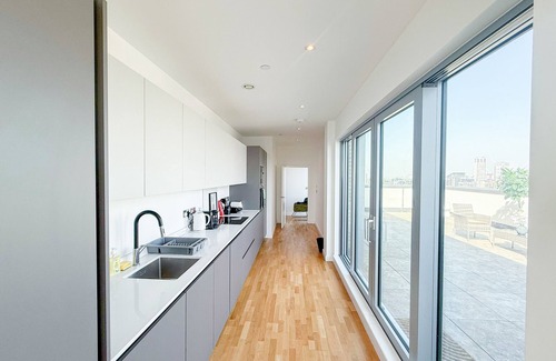 St. Mary's Park Apartamento | Chic 3-BR penthouse with 3-Pvt. Balcony Battersea
