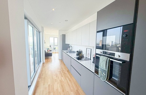 St. Mary's Park Apartamento | Chic 3-BR penthouse with 3-Pvt. Balcony Battersea