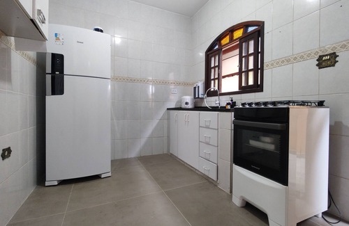 Praia da Enseada Casa | Joyful house with pool near the beach