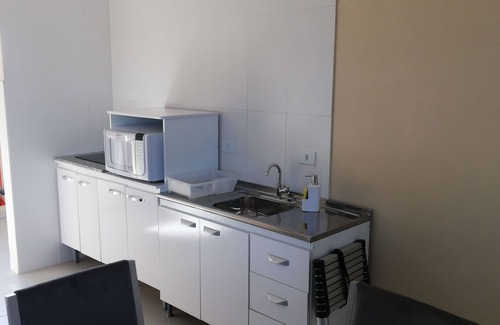 Praia da Armacao do Itapocoroi Apartamento | Ajuste completo con cocina en la hermosa playa central de Armação (ap 02)