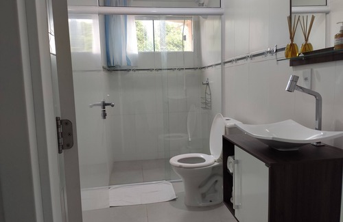 Praia da Armacao do Itapocoroi Apartamento | Ajuste completo con cocina en la hermosa playa central de Armação (ap 02)
