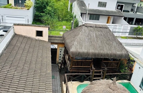 Vargem Grande Apartamento | Master suite with balcony. Recess of the pioneers.
