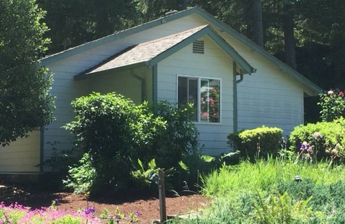 Alvadore Cabaña | Bracken Hill Guest House - Quiet country retreat near Eugene and wineries