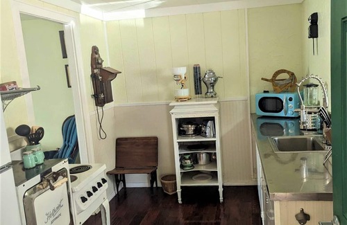 Westlake Cabina | Brakeman's Bay - Luxury Studio Vacation Rental - Wheelchair Accessible