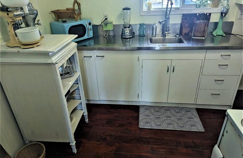 Westlake Cabina | Brakeman's Bay - Luxury Studio Vacation Rental - Wheelchair Accessible