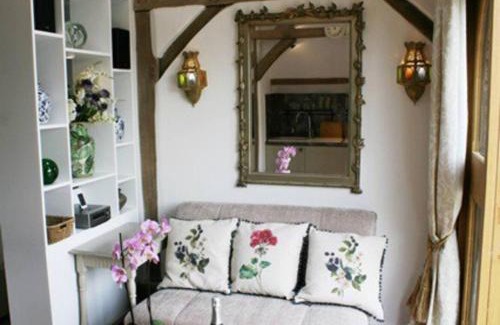 Turville Casa | Bramble Bank 'CartShed'-1 Bed Cottage-Sleeps 2
