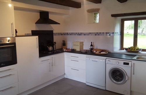 Camors Cabaña | Bramble Cottage, capacidad para 6 personas con piscina climatizada compartida en un hermoso entorno rural