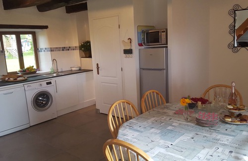 Camors Cabaña | Bramble Cottage, capacidad para 6 personas con piscina climatizada compartida en un hermoso entorno rural