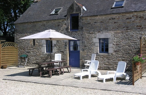 Camors Cabaña | Bramble Cottage, capacidad para 6 personas con piscina climatizada compartida en un hermoso entorno rural