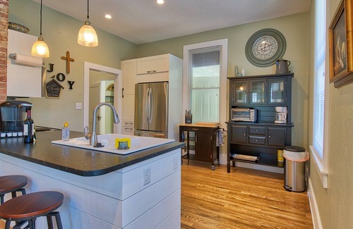 West Side Historic District Casa | Casa Bramley: 3 Blk. Camina hasta DWTN Hendersonville-restaurado con amor