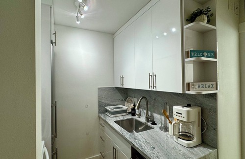 Key Biscayne Apartamento | Brand New! 1 Bdr, Pool & Beach