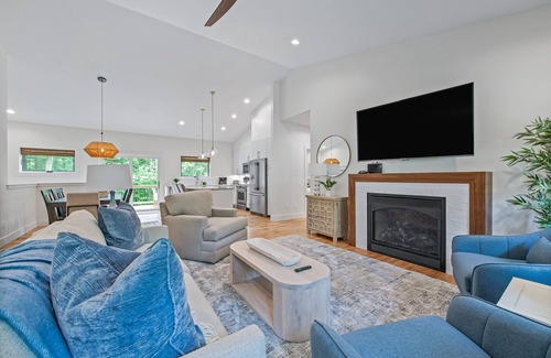 Asheville Casa | Brand New - 10 Min to Downtown. Luxury high-end finishes. Private Hot Tub & Arcade