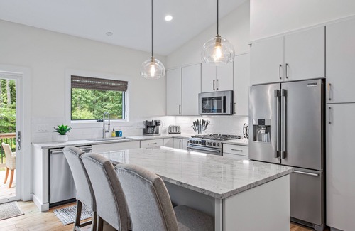 Asheville Casa | Brand New - 10 Min to Downtown. Luxury high-end finishes. Private Hot Tub & Arcade