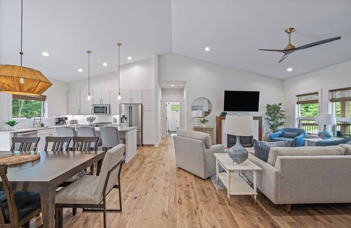 Asheville Casa | Brand New - 10 Min to Downtown. Luxury high-end finishes. Private Hot Tub & Arcade