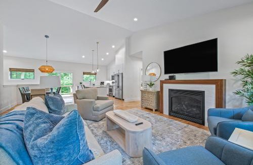 Asheville Casa | BRAND NEW 10 Min to Downtown and Private HOT TUB and Arcade