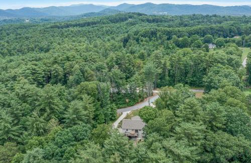 Asheville Casa | BRAND NEW 10 Min to Downtown and Private HOT TUB and Arcade