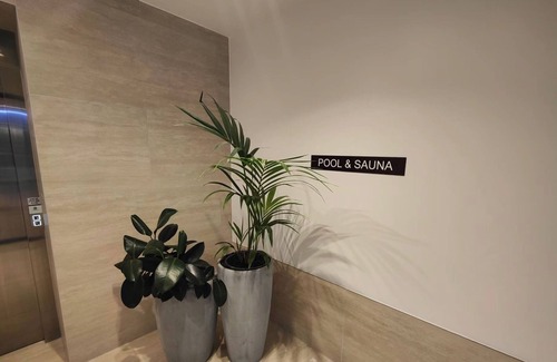 Lyons Apartamento | Brand new 1B apartment in Woden Pool Sauna Gym