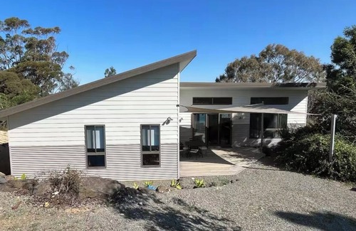 Glenmaggie Casa | Brand new 2 bedroom 2 bathroom waterfront house on the shore of Lake Glenmaggie