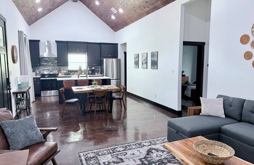 Somerville Cabaña | Brand New 2-bedroom Cottage - "The MarCupial a Cozy Retreat by The Lake"