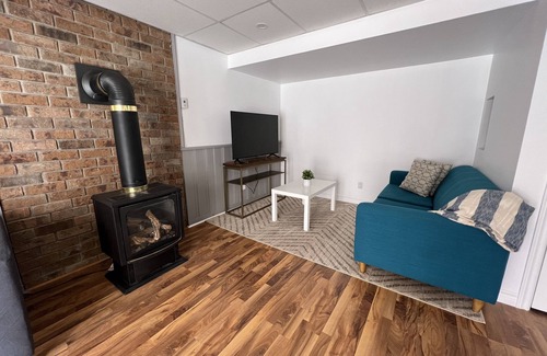 Midhurst Apartamento | Brand New 2 Bedroom with indoor fireplace. 5 mins to Snow Valley!
