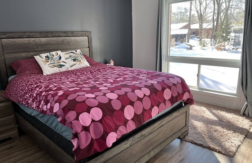 Midhurst Apartamento | Brand New 2 Bedroom with indoor fireplace. 5 mins to Snow Valley!