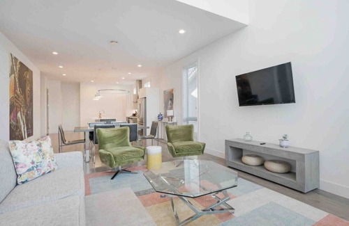 Eighth Avenue Casa | Brand New / 2 Miles to Broadway!