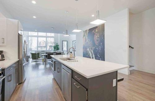 Eighth Avenue Casa | Brand New / 2 Miles to Broadway!