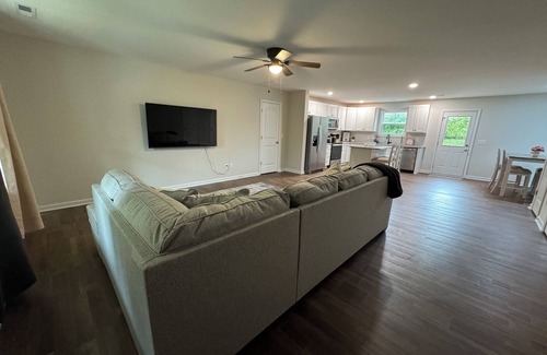 Winston - Salem Casa | Brand New 3-bedroom house with WiFi, WFU events and Furniture Market ready!