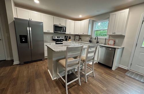 Winston - Salem Casa | Brand New 3-bedroom house with WiFi, WFU events and Furniture Market ready!
