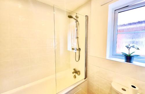 West Bromwich Apartamento | Brand New 3 BEDROOM HOUSE WITH GARDEN AND FREE PARKING