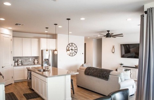 Queen Creek Casa | Brand new 3 bedroom home with hottub and pool