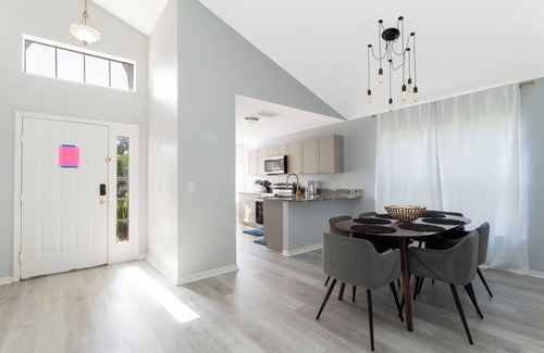 Kissimmee Casa | Brand New 4BR Home w/ Mickey & Frozen Rooms – 10min to Disney!