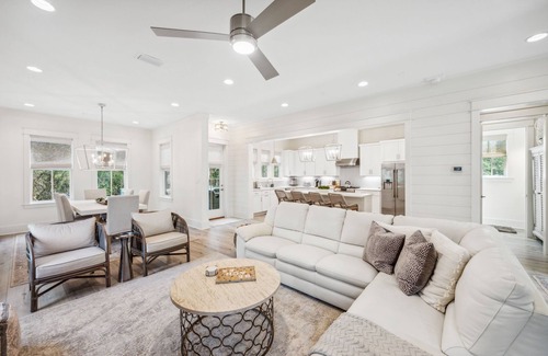 Treetop Casa | BRAND NEW! 5/4.5 SLEEPS 16! 30A! Close to Pool, Firepit