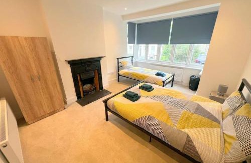 Croham Casa | BRAND NEW 5-bedroom House - 25min to London