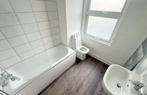 Croham Casa | BRAND NEW 5-bedroom House - 25min to London